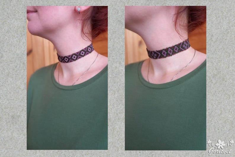 Pu&ograve; includere: Primo piano di una collana choker nera con un motivo geometrico in tonalit&agrave; rosa e bianco. La choker &egrave; indossata da una persona con una camicia verde.