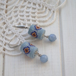 Quarz Tropfen Ohrringe Ethnische Perle gestickte Ohrringe Boho Stein Schmuck Hand Kreuzstich Volkskunst Blaue Ohrringe Ukrainisch Geschenk Mädchen Bild 7