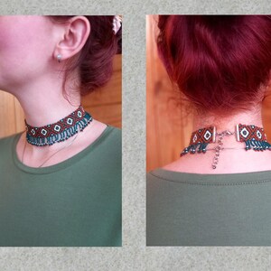 K&ouml;nnte beinhalten: Eine Halskette mit Perlen-Choker mit einem geometrischen Muster in Braun, Wei&szlig; und T&uuml;rkis. Die Halskette wird um den Hals getragen, und der Verschluss ist auf der R&uuml;ckseite sichtbar. Der Choker hat einen Fransen aus t&uuml;rkisfarbenen Perlen.