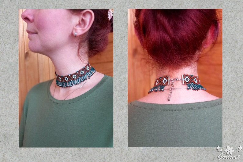 K&ouml;nnte beinhalten: Eine Halskette mit Perlen-Choker mit einem geometrischen Muster in Braun, Wei&szlig; und T&uuml;rkis. Die Halskette wird um den Hals getragen, und der Verschluss ist auf der R&uuml;ckseite sichtbar. Der Choker hat einen Fransen aus t&uuml;rkisfarbenen Perlen.