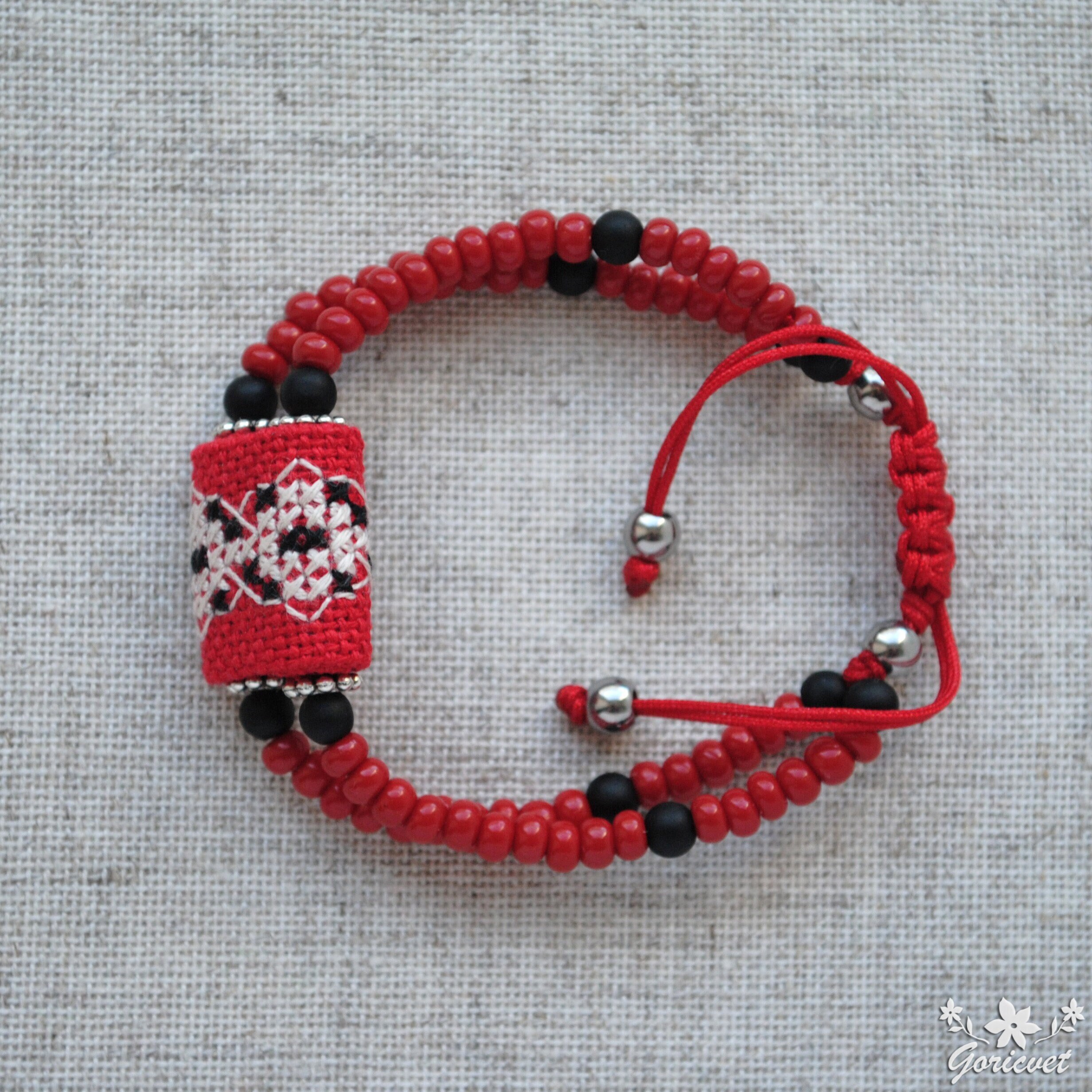 刺繍入りファブリックビーズと赤ビーズの黒瑪瑙ブレスレット 2連