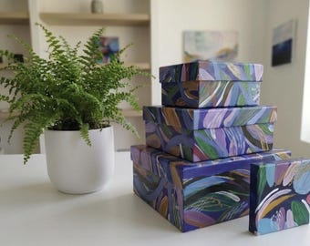 Conjunto de pinturas abstractas de paisajes marinos: Arte acrílico pintado a mano, decoración marina en dorado, blanco y azul.