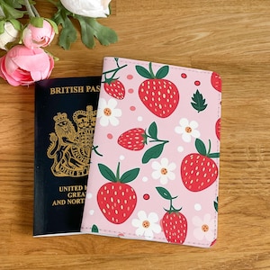 Capa para passaporte com design de morangos e flores - Carteira de couro sintético com porta-cartões para documentos - Presente personalizado