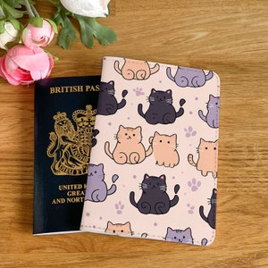 Capa de passaporte com design de padrão de gato fofo - porta-cartões de couro PU para documentos - presente personalizado