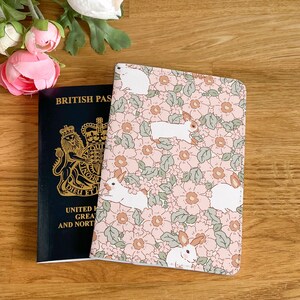 花とウサギのイースターデザインパスポートカバー - 書類用PUレザーウォレットカードホルダー - カスタムギフト