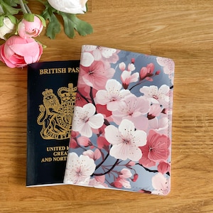 Capa para passaporte com design de flor de cerejeira - Porta-cartões de couro PU Sakura para documentos - Presente personalizado