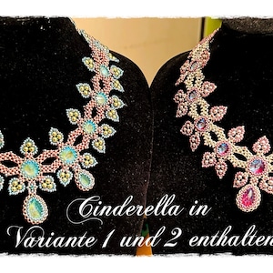 Könnte beinhalten: Zwei Perlenketten auf schwarzem Samt. Die Halsketten haben ein Blumenmuster mit blauen, rosa und goldenen Perlen. Der Text "Cinderella in Variante 1 und 2 enthalten" ist sichtbar.