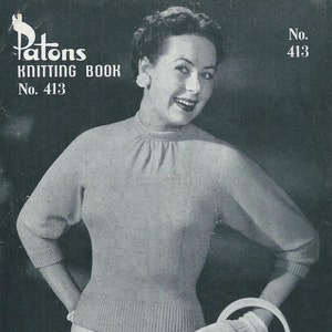 Puede incluir: Una fotografía en blanco y negro de una mujer con un suéter de punto y una falda. Lleva un bolso de ganchillo con un asa blanca. La imagen incluye el texto "Patons Knitting Book No. 413" y "1/3d."
