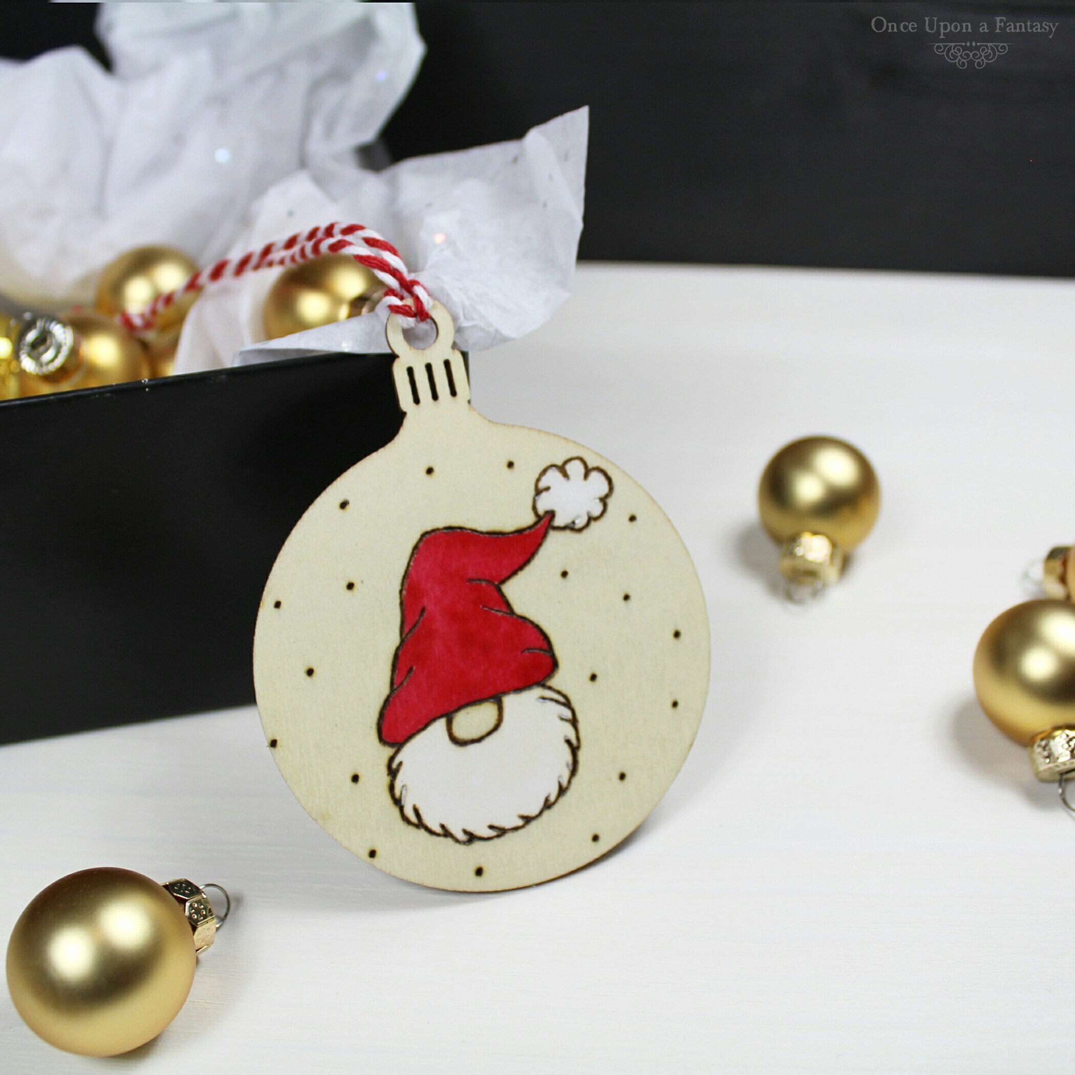 Décoration de Noël Lutin Au Bonnet Rouge, en Bois Gravée à La Main