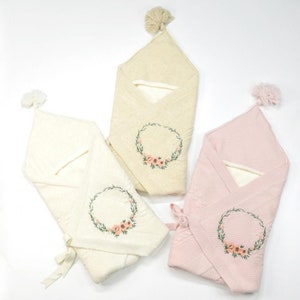 Manta bordada del bebé, trajes de regreso a casa, encapuchado recién nacido, regalo de la ducha del bebé, manta de lana del cordero, ropa de niña del bebé, regalo del recién nacido