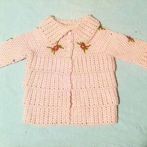 女児用カーディガン、手編みのピンクのカーディガン、かぎ針編みのベビー服、手作りの女児用ガウン、女児用セーター、子供用女児用ジャケット