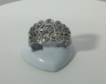Vintage ring in ornate solid silver