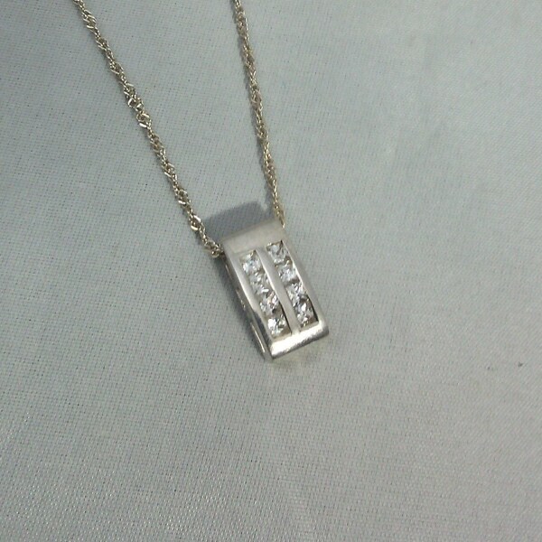 collier vintage avec chaine et  pendentif rectangle 8 oxydes de zirconium carrés sur argent massif