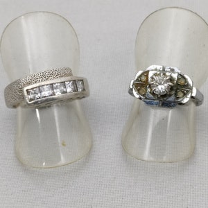 Vintage-Ring mit farblosem Stein auf einer Fassung aus massivem Silber