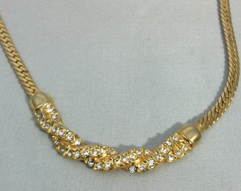 Collier en acier maille dorée orné d'un cristal taillé couleur corail avec chaînette réglable