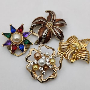 ラインストーンが付いたゴールドメタルの花の形をしたスカーフクリップまたはヴィンテージスカーフクリップ