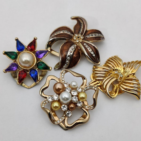 Scarf clips or vintage scarf clip in the shape of a flower in gold metal with rhinestones