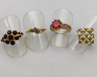 Vintage-Ring mit Edelsteinen auf goldenem Metall