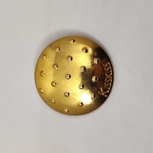 signée GUERLAIN broche vintage ronde KISSKISS en métal doré
