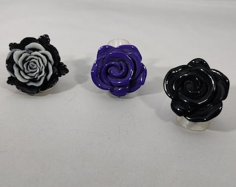 Vintage rose-shaped resin rings