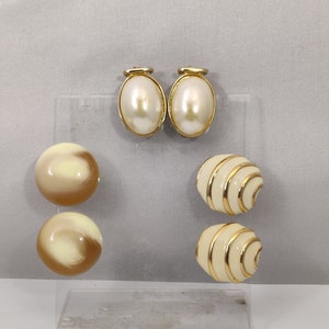 Vintage ausgefallene Ohrclips aus weißem und goldenem Metall
