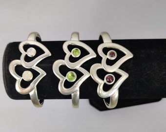 Bracelet manchette en forme de 2 coeurs futuriste ornés de 2 cabochons ronds de 5 mm et 6 mm en véritable pierre fine semi précieuse