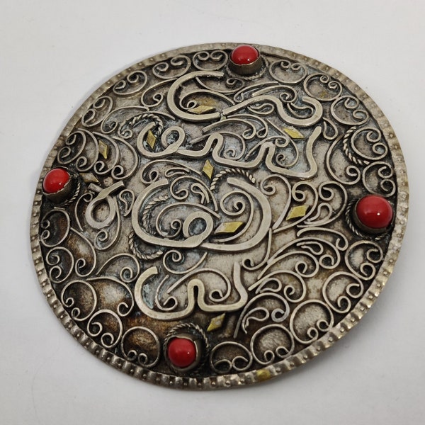 broche vintage orientale en métal argenté et jaspe rouge ornée d'écriture arabe