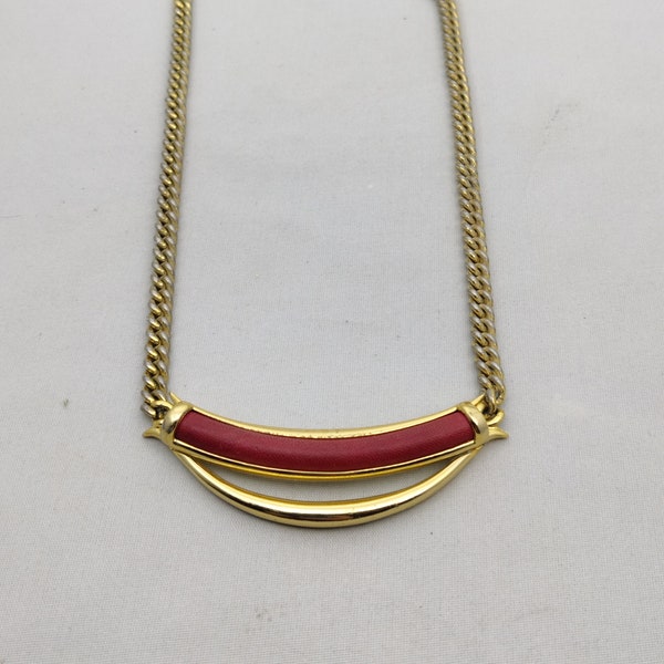 signé ORENA PARIS collier chaîne Et plastron cuir rouge et métal doré vintage