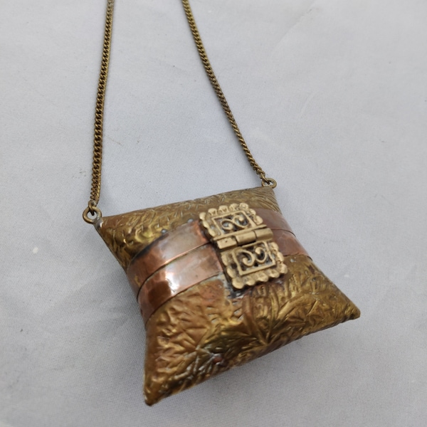Minaudière collier vintage avec chaîne  et pendentif boite coussin en bronze, laiton et cuivre avec intérieur velours