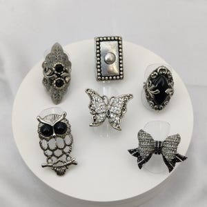 Anillo vintage ajustable de metal plateado y adornado con un gran motivo.