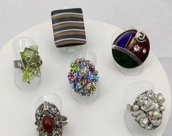 Anillo vintage de metal plateado con un diseño llamativo.