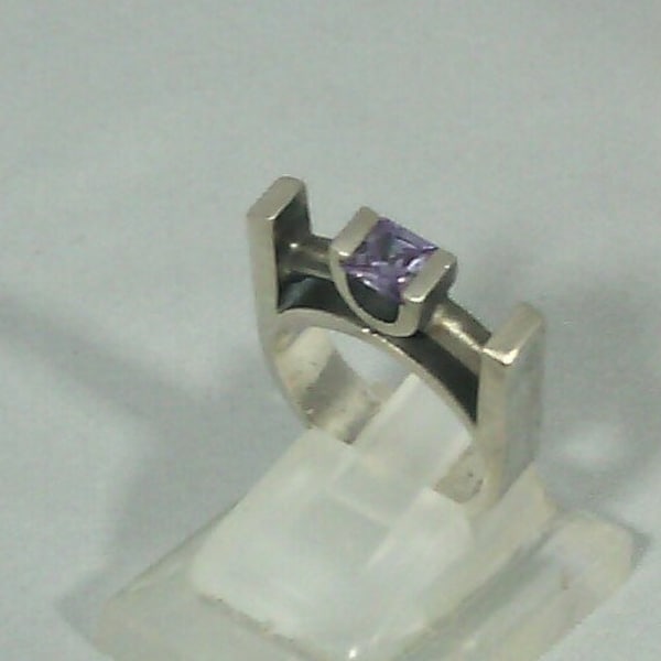 bague vintage zircon carré violet sur métal argenté