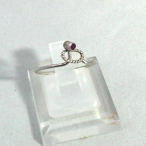 Anillo vintage ultrafino con granate redondo en plata maciza
