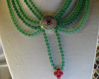 collier comtesse : verre de Bohème vert et rouge