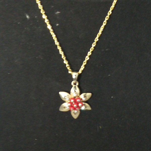 collier vintage avec chaîne et  pendentif fleur corail rouge et strass sur métal doré