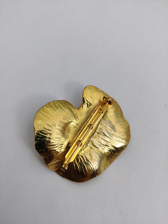old vintage brooch in gold metal - image 9