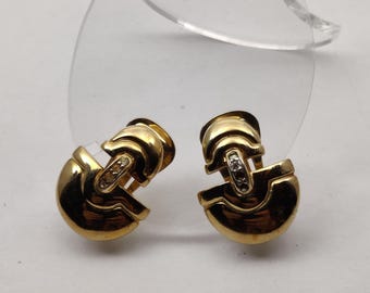 signed AGATHA PARIS these vintage clip-on earrings in gold metal and rhinestones