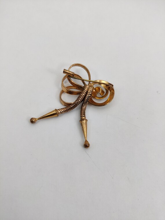 old vintage brooch in gold metal - image 3