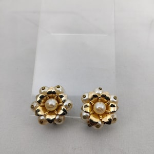 vintage clip-on earrings in gold-plated metal and pearly white cultured pearl style