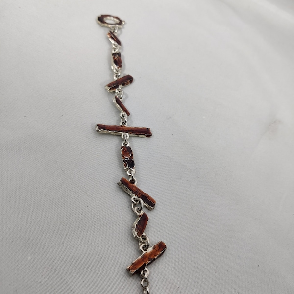 signé Biche de Bère bracelet vintage en métal argenté et émail brun