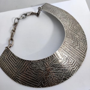Collier Vintage Biche De Bere - Longueur Mi-longue, Métal Argenté Et Boules En Résine - Bon état D'usage