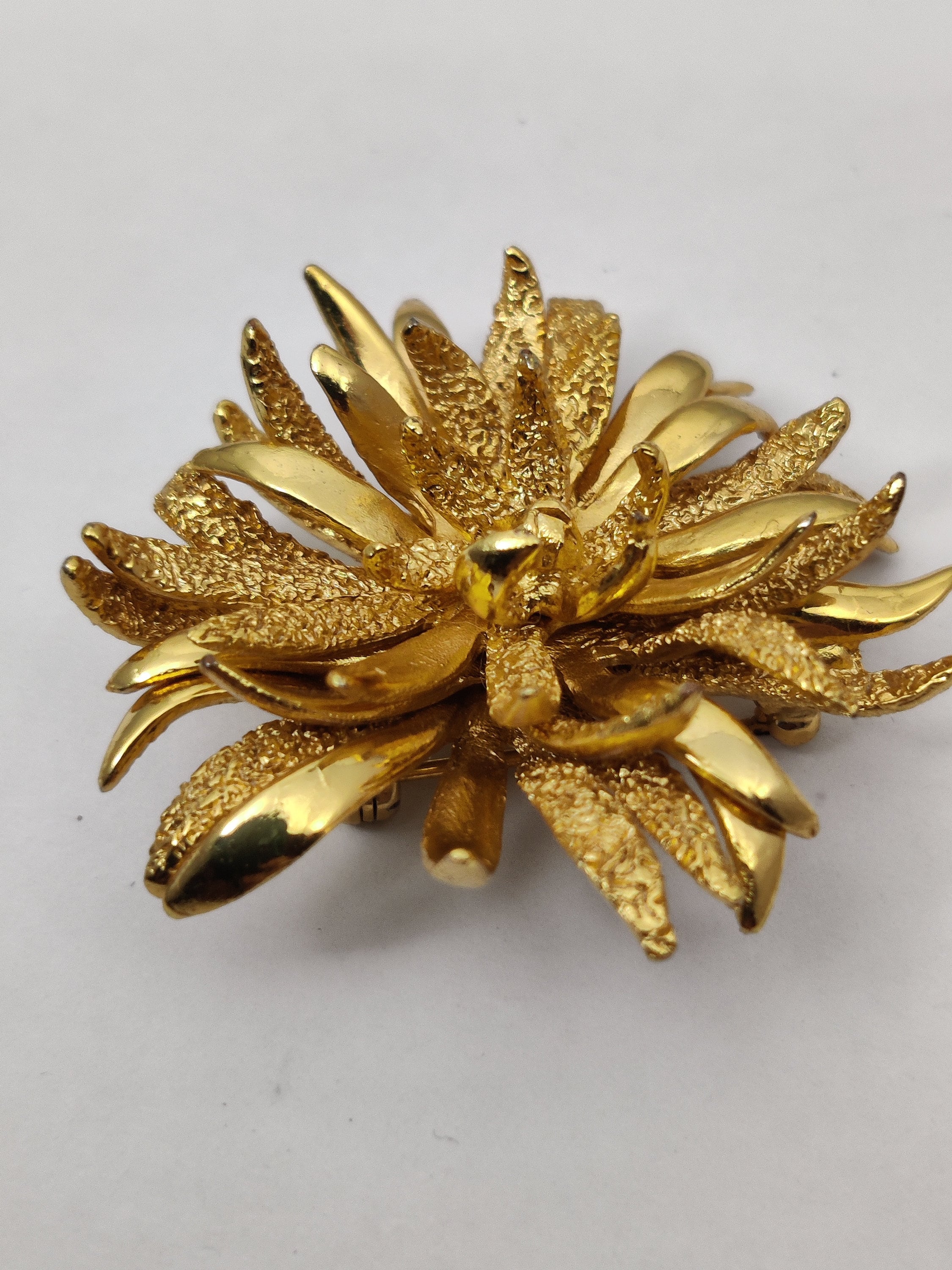 ORENA Parisのサイン入りヴィンテージブローチ（金メッキメタルと