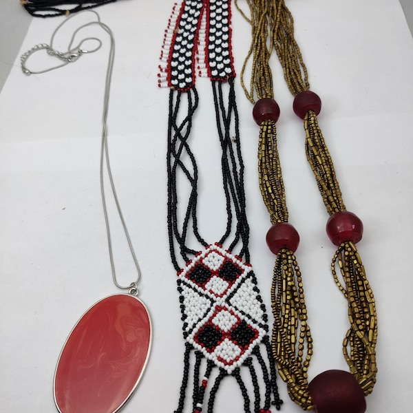 long collier sautoir vintage de couleur rouge