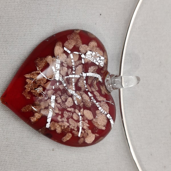 collier vintage torque métal argenté et pendentif coeur en verre de Murano rouge or argent