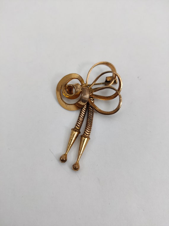 old vintage brooch in gold metal - image 2