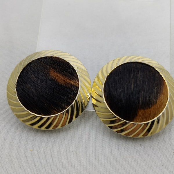 signed WILMA SPAGLI Made In Italy these vintage clip earrings in gold metal and faux fur