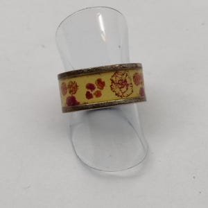 Anillo vintage firmado por CHRISTIAN LACROIX en esmalte floral sobre metal plateado