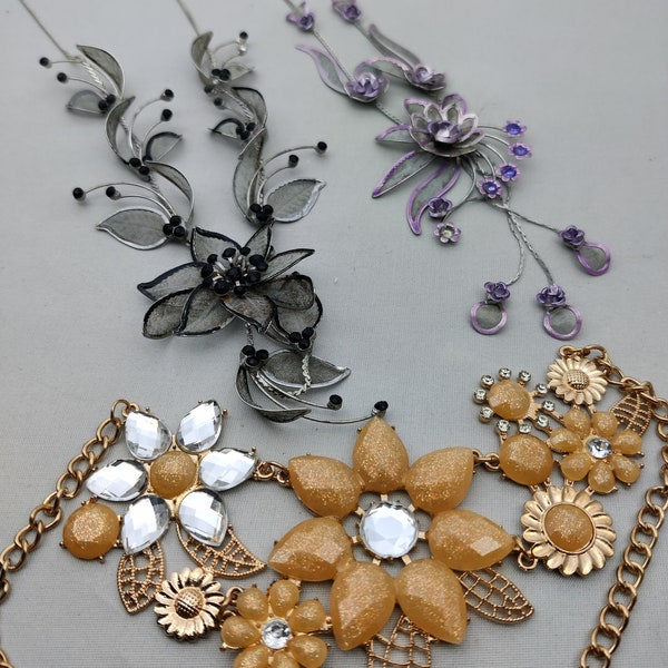 collier strass vintage fleurs et filigranes