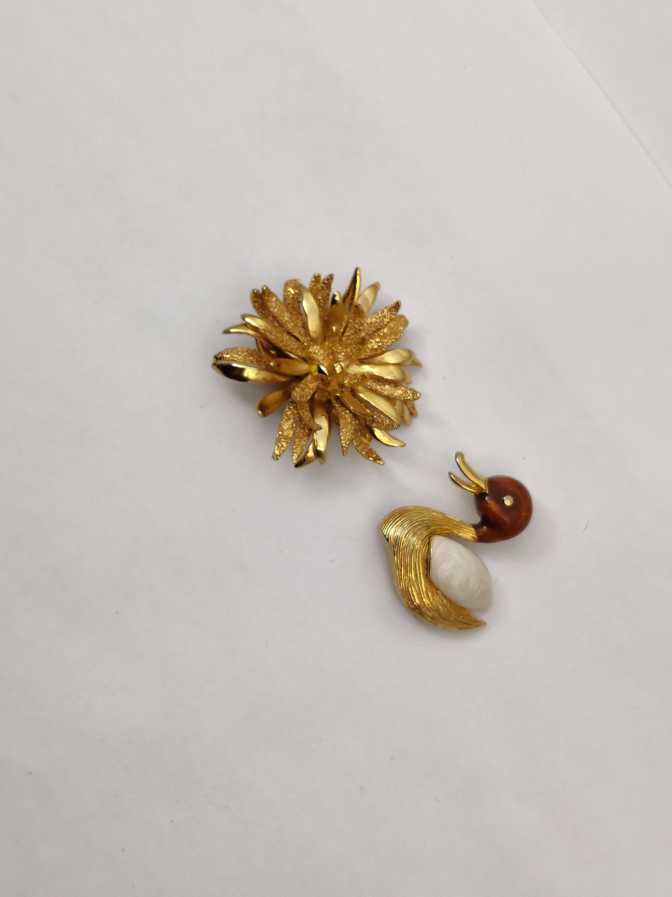 特価ブランド ORENA サイン入り Paris 日本 Etsy - ブローチゴールドメタルとエナメル ヴィンテージ アクセサリー