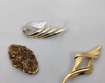 Vintage gold metal brooches from the 1980s